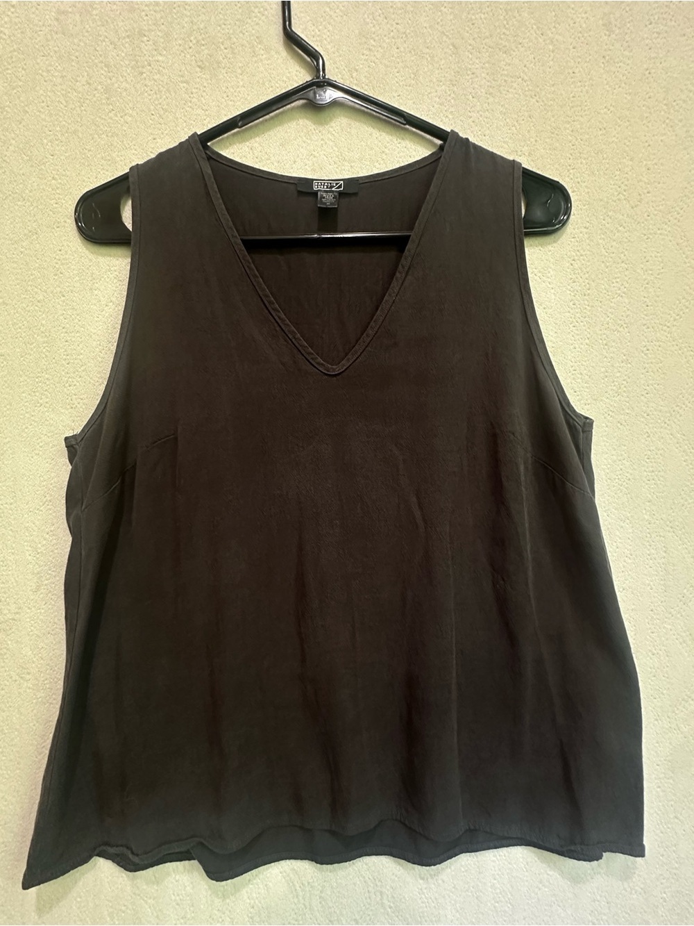 Natalie Busby Black V-Neck Sleeveless Tank Top Sz M